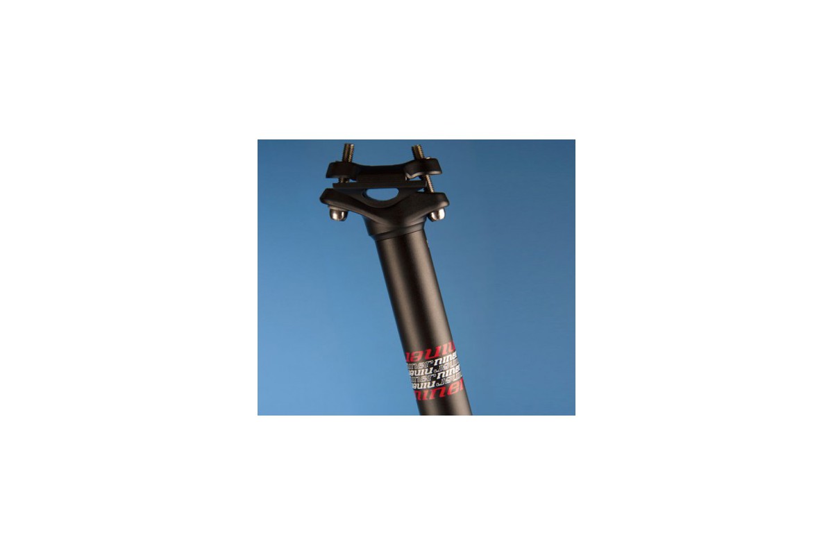 NINER Sattelstütze Aluminium Komfort, schwarz, 30,9 mm, 370 mm, rotes Dekor